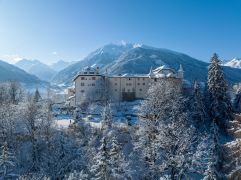 Winterliche Außenansicht des Schlosses © Mike Huber (Schloss Mittersill)