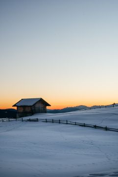 Winterlicher Anblick der Rodeneckeralm bei Abenddämmerung © MarikaUnterladstaetter@MountainHideaways (Tratterhof)