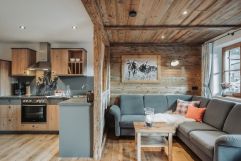 Wohn- und Küchenbereich mit gemütlicher Lounge-Ecke in der Ferienwohnung Hörnle (c) Fotostudio Wälder (Alpzitt Chalets)