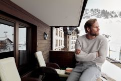 Wunderschöne Aussicht vom Balkon aus genießen (c) Dominik Cini (Hotel Zürserhof)