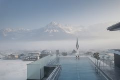 Wunderschöne winterliche Aussicht aus dem Pool betrachten (c) Daniel Zangerl (Hotel Das Kaiserblick)