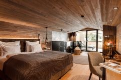 Wunderschönes Schlafzimmer mit Terrasse im Alpenhotel Kitzbühel (c) Jukka Pehkonen (Alpenhotel Kitzbühel)