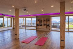 Yoga-Studio mit Panoramaaussicht © MovingPictures (Tratterhof)