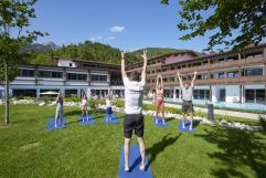 Yoga für die ganze Familie (c) Simon Hausberger (Familotel Bayrischzell)