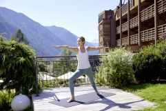 Yoga im Wellnessgarten (c) Michael Huber (Hotel Quelle Nature Spa Resort)