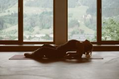 Yoga vor herrlicher Panoramalandschaft (Hotel Blü Gastein)