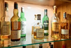 Zahlreiche Whisky-Sorten (c) Dominik Cini (Hotel Zürserhof)