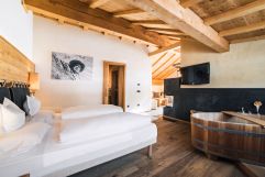 Zimmereinrichtung mit freistehender Badewanne (Tirler-Dolomites Living Hotel)