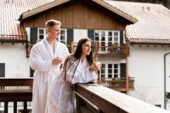 Zusammen den Ausblick am Balkon bewundern (Berghotel Hammersbach)
