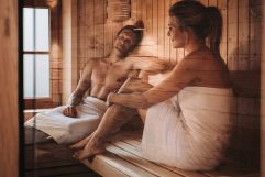 Zweisamkeit in der Sauna (Alpzitt Chalets)