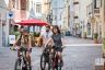 Auf den Fahrrädern durch die Schwazer Altstadt (c) Angélica Morales (Silberregion Karwendel)