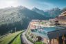 Blick auf das Alpin Panorama Hotel Hubertus mit idyllischer Bergkulisse (Alpin Panorama Hotel Hubertus)