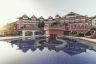 Blick auf das Cavallino Bianco mit dem Outdoor Pool (c) Hannes Niederkofler (Cavallino Bianco Family Spa Grand Hotel)