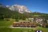 Blick auf das Hotel inmitten der Dolomiten (c) Visciani Photography (Hotel Badia Hill)