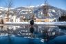 Blick aus dem Pool auf die verschneiten Berge (Held Hotel &amp; Spa)