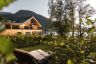 Garten der Lakeside Lodge mit Aussicht auf den See (c) Jukka Pehkonen (Alpenhotel Kitzbühel)