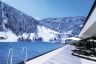 Infinity-Outdoorpool mit Bergpanorama im Winter (Das SeeMOUNT Superior Active Nature Resort)
