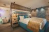 Luxus-Bett mit angrenzendem Badezimmer im Chalet No. 3 (c) Michael Huber (Hotel Quelle Nature Spa Resort)