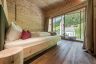 Schlafzimmer mit Bergblick in der Panoramasuite (Naturhotel Rainer)