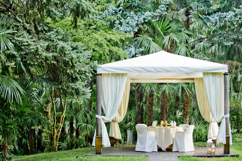 Abendessen im Park des Hotels genießen (Du Lac et Du Parc Grand Resort)