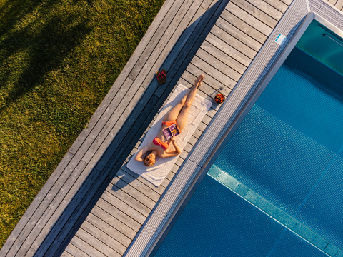 Am Pool entspannen (c) Karin Bergmann (Ratscher Landhaus)