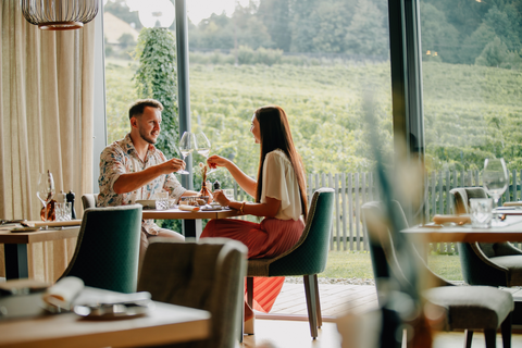 Auf einen schönen Urlaub anstoßen (c) Karin Bergmann (Ratscher Landhaus)