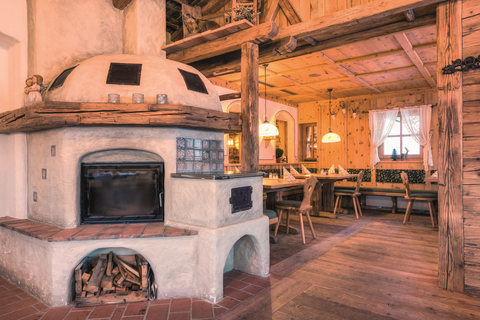 Aufwärmen am urigen Kamin auf der Schalber Alm (Wellnessresidenz Schalber)