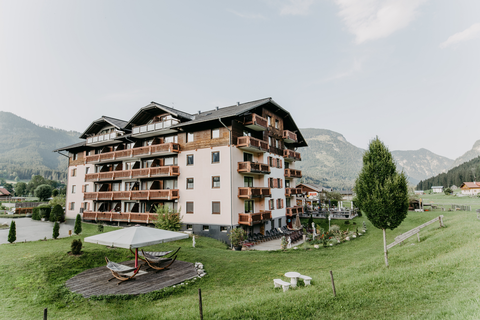 Außenansicht des Hotels mit Garten (Vitalhotel Gosau)