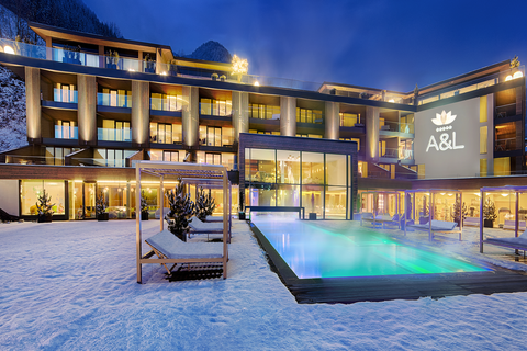 Außenansicht mit Pool im Winter (c) Wellnessresort Amonti &amp; Lunaris