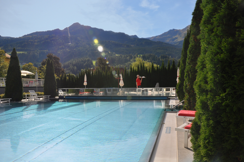 Außenpool mit Bergpanorama (IMPULS HOTEL TIROL)