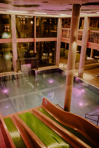 Badespaß im Woody&#039;s (Mia Alpina . Zillertal Family Retreat)