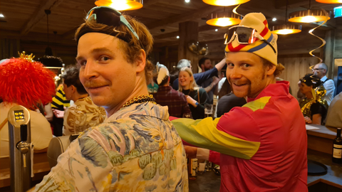 Bei den legendären Berghaus-Faschingspartys stehen Paul und Jakob im 80iger Look hinter der Bar (Berghaus Schröcken)