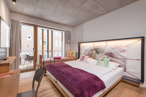 BLÜ Room Cool im Baumhaus mit Doppelbett (c) Lisa Edi (Hotel Blü Gastein)