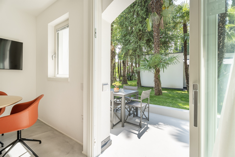 Bungalows mit Terassen mit Blick ins Grüne (Du Lac et Du Parc Grand Resort)