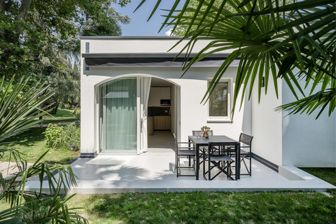 Bungalows Three Room Superior - offener eingerichteter Wohnbereich (Du Lac et Du Parc Grand Resort)