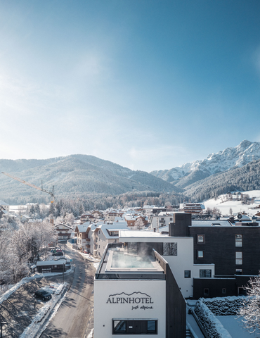 Das Alpinhotel mit beheiztem Outdoor-Rooftop-Pool im Winter (c) Kottersteger (Alpinhotel Keil)