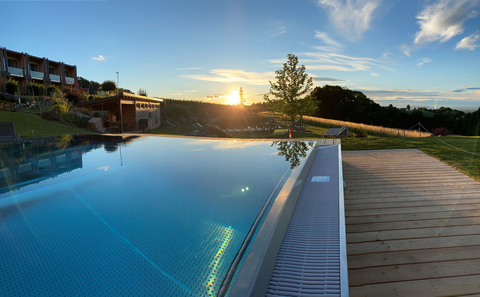 Den Sonnenuntergang am Pool genießen (Ratscher Landhaus)