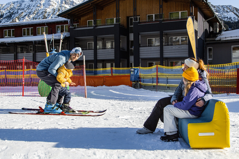 Die ersten Versuche auf der Skipiste (c) Daniela Jakob (Oberjoch - Familux Resort)