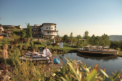 Die Seele baumeln lassen in der Gartenanlage mit Koiteich (c) Bernhard Bergmann (Hotel Larimar)