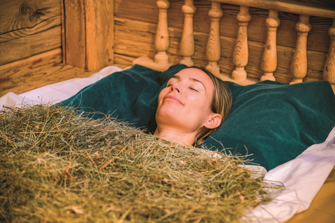 Eingebettet in Heu (Wellnessresidenz Schalber)