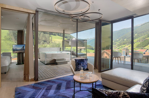 Einzigartige Sky Suite mit traumhaften Blick in das Tal (c) Filippo Galluzzi (Wellnessresort Amonti &amp; Lunaris)