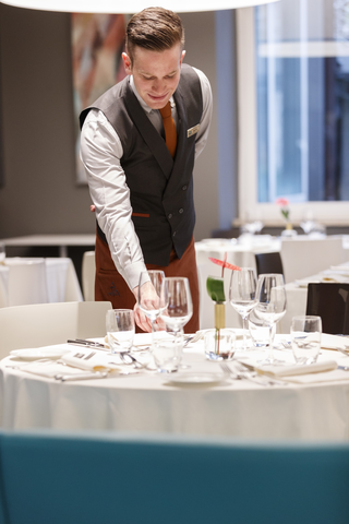 Elegant dekorierter Tisch im Aria Restaurant (Du Lac et Du Parc Grand Resort)