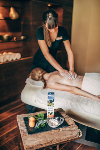 Entspannende Rückenmassage mit natürlichen Produkten aus Südtirol (c) Agentur Giggle (Hotel Quelle Nature Spa Resort)
