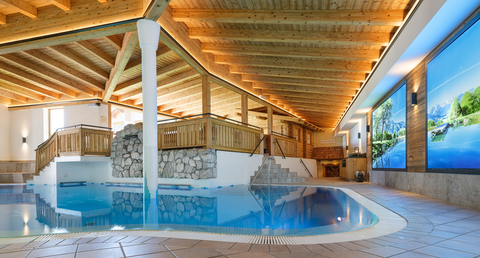 Entspannte Poollandschaft (Hotel Alpina Kössen)