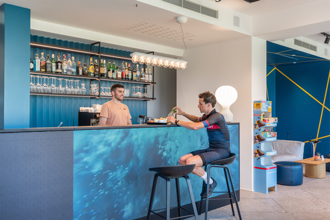 Erfrischung an der Bar (Hoody active &amp; happiness hotel)