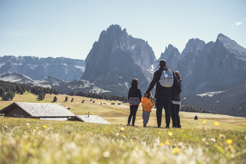 Familie genießt die Aussicht auf der Seiser Alm (c) Hannes Niederkofler (Cavallino Bianco Family Spa Grand Hotel)