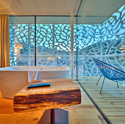 Freihstehende Badewanne im Zirbennest (Hotel Hinteregger)