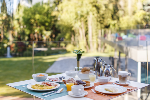Frühstück auf der Veranda des Hotels genießen (Du Lac et Du Parc Grand Resort)
