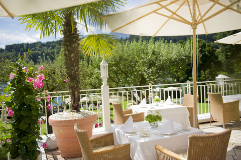 Frühstücksterrasse mit viel Sonne (KOLLERs Hotel)