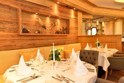 Gedeckte Tische im Restaurant (c) Sascha Duffner (Hotel Jagdhof)